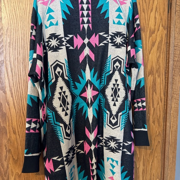 Women's Aztec Patterned Plus Cardigan - Picture 2 of 7